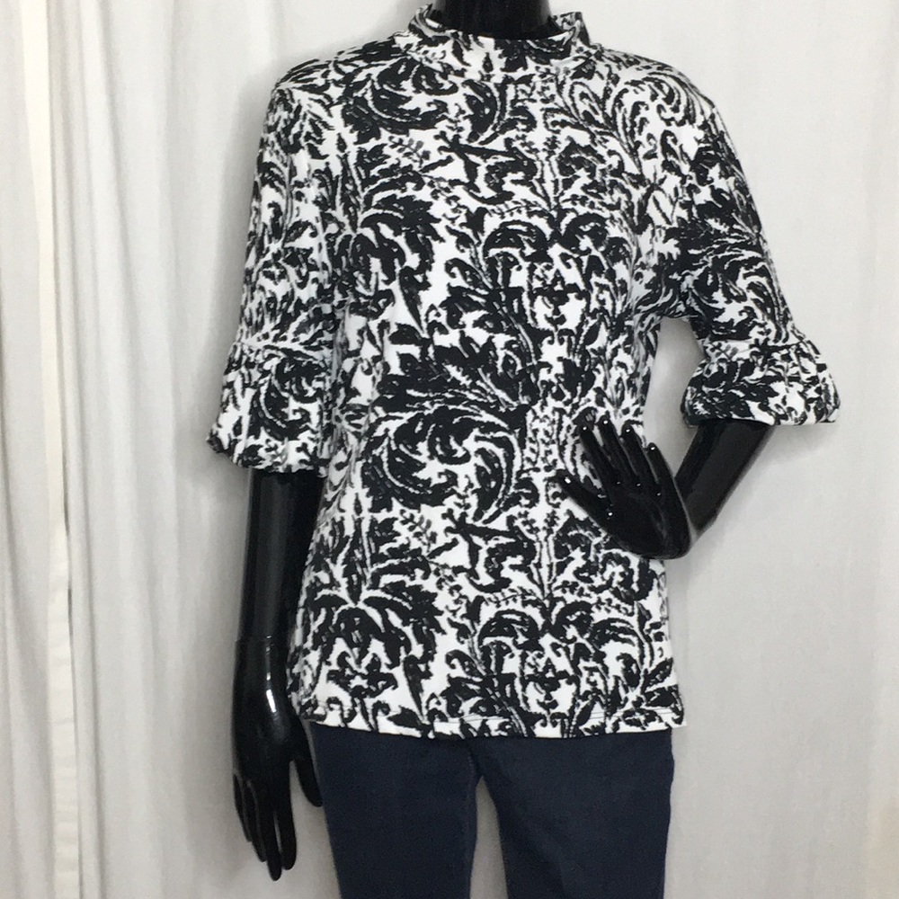 Boston Proper stretch top in black and white